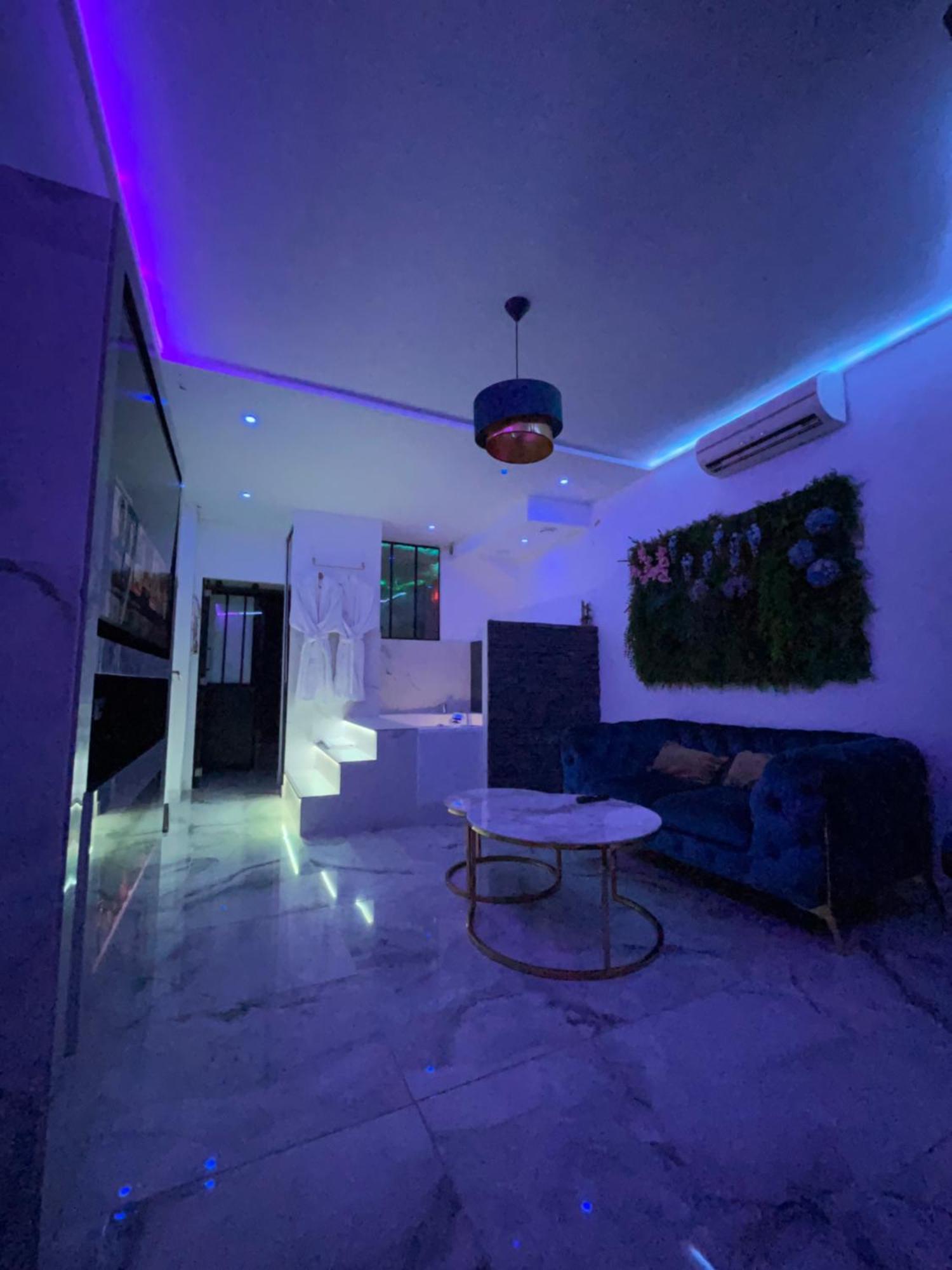 Le Blue Daire Aubervilliers Dış mekan fotoğraf